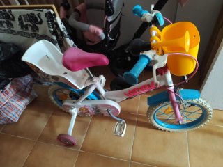 Bicicleta infantil con cesta y bocina.
