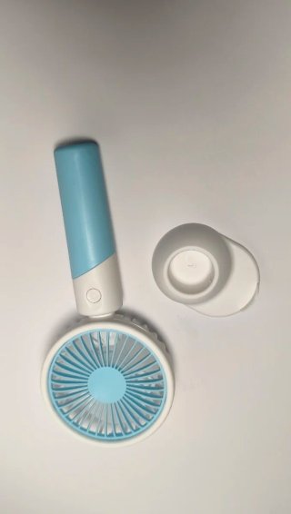 Ventilador de mano azul y blanco