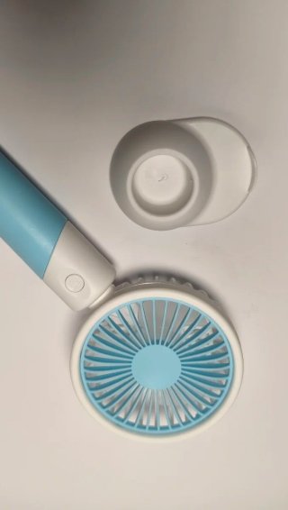 Ventilador de mano azul y blanco