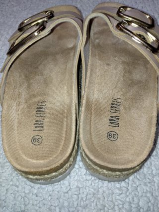 Sandali Lora Ferres Beige con Fibbia Dorata