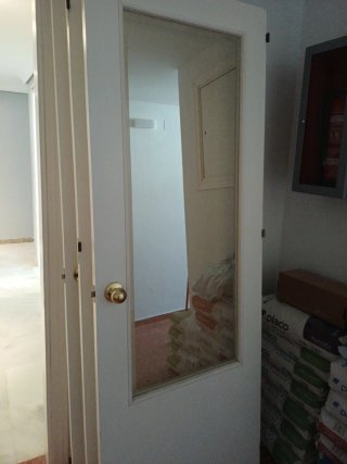 Puerta blanca con cristal espejo