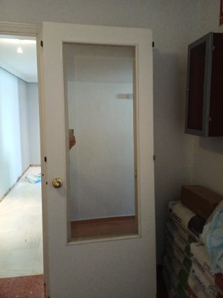 Puerta blanca con cristal espejo