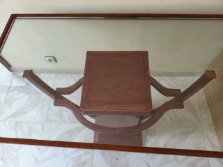 Mesa de salon de madera y cristal