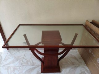Mesa de salon de madera y cristal