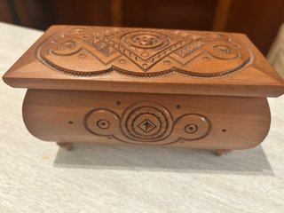 Caja de madera tallada a mano