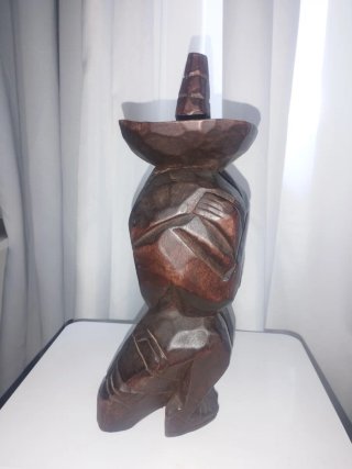 Figura de madera tallada