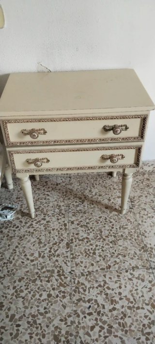 Armario de madera color crema