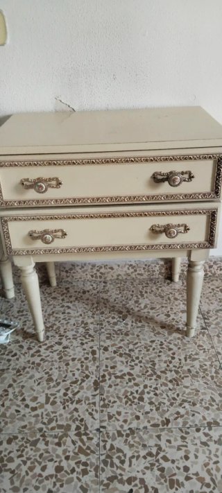 Armario de madera color crema