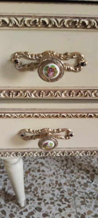 Armario de madera color crema