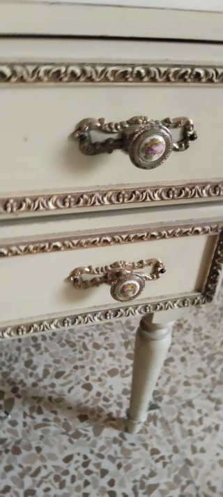 Armario de madera color crema