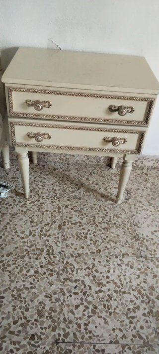 Armario de madera color crema
