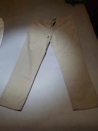 Pantalones de varios colores y tallas.
