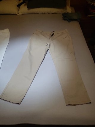 Pantalones de varios colores y tallas.