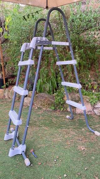 Escalera Piscina Intex 91-107 cm