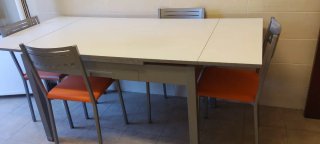 Mesa , 4 Sillas y 2 bancos Cocina
