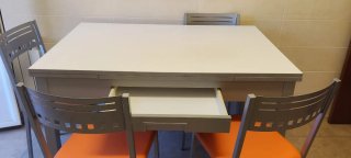 Mesa , 4 Sillas y 2 bancos Cocina