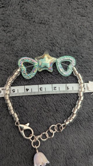 Pulsera con dijes de corazón y estrella