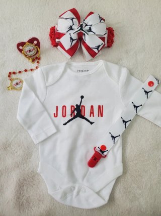 Conjunto bebé recien nacido Jordan: body, chupete