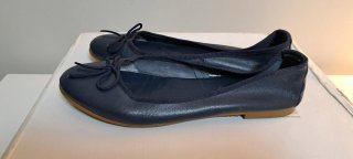Manoletinas de piel azul marino