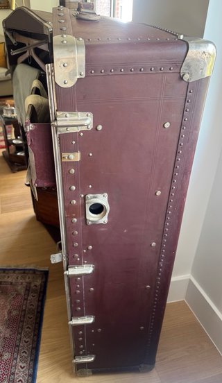 Baúl antiguo de cuero y madera