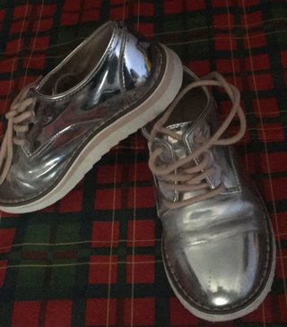 Zapatos plateados con cordones