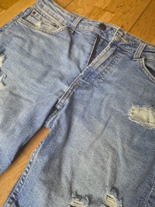 Pantalón vaquero corto desgastado