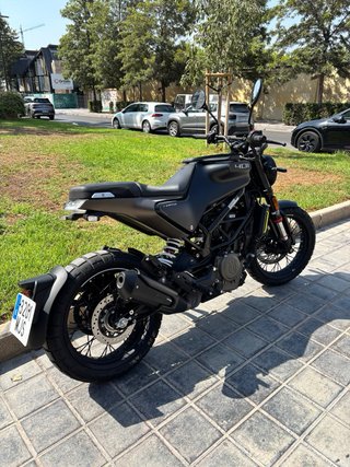 Husqvarna Svartpilen 401 Negra