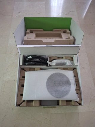 Xbox Series S + 2 Mandos + Dock Carga