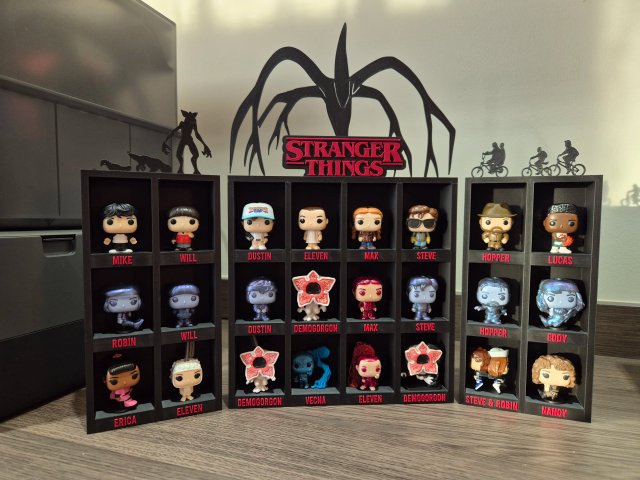 Soporte expositor figuras Stranger Things Kinder
