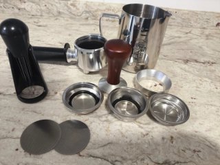 Cafetera DeLonghi Plata y Negra