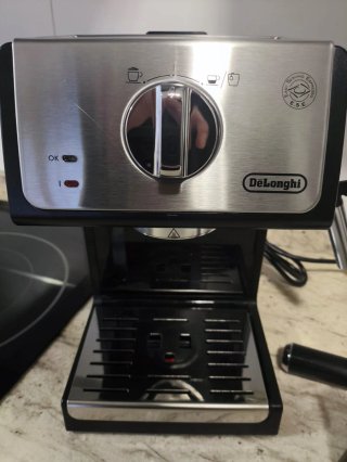 Cafetera DeLonghi Plata y Negra