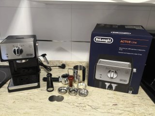 Cafetera DeLonghi Plata y Negra