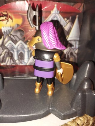 Playmobil Caballero Morado con Escudo y Hacha