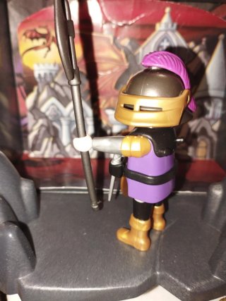 Playmobil Caballero Morado con Escudo y Hacha