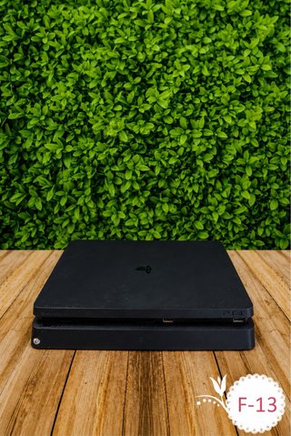 PS4 Slim + controller originale + cavo HDMI e porta