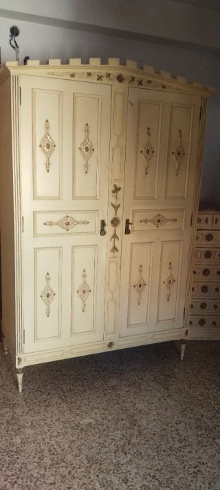 Armario y cómoda madera blanco y oro