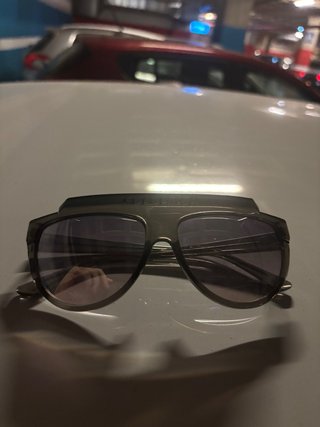 Gafas de sol grises y moradas