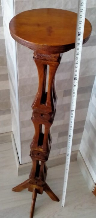 Colonna decorativa in legno marrone