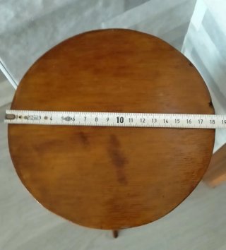 Colonna decorativa in legno marrone