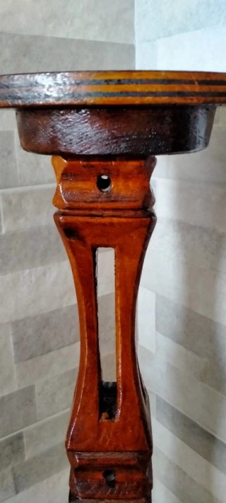 Colonna decorativa in legno marrone