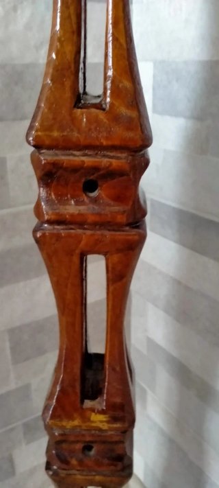 Colonna decorativa in legno marrone
