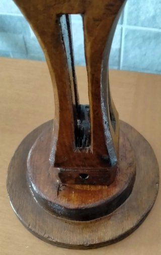 Colonna decorativa in legno marrone