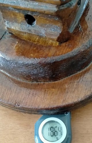 Colonna decorativa in legno marrone