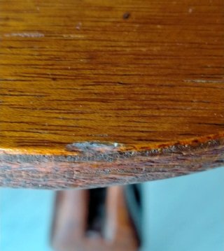 Colonna decorativa in legno marrone