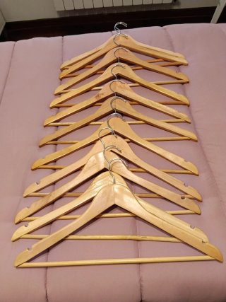 Lote 10 perchas madera.Tiene para pantalón y tiras