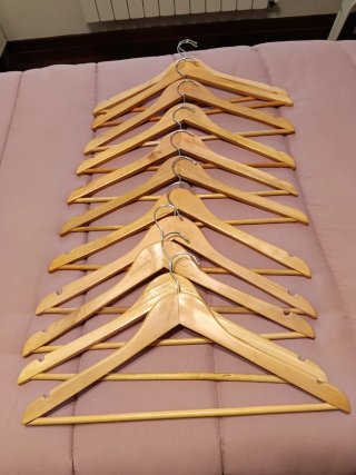 Lote 10 perchas madera.Tiene para pantalón y tiras