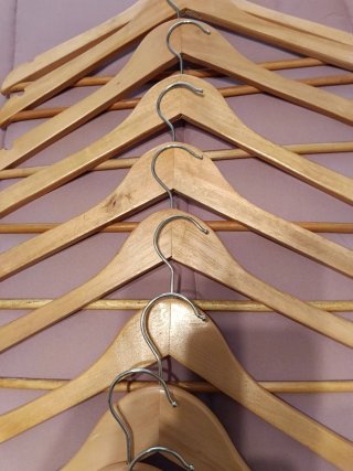 Lote 10 perchas madera.Tiene para pantalón y tiras