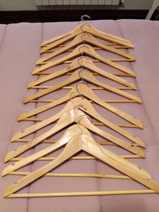 Lote 10 perchas madera.Tiene para pantalón y tiras