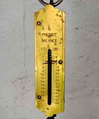 Jarrón de latón y reloj antiguo