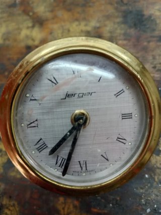Jarrón de latón y reloj antiguo